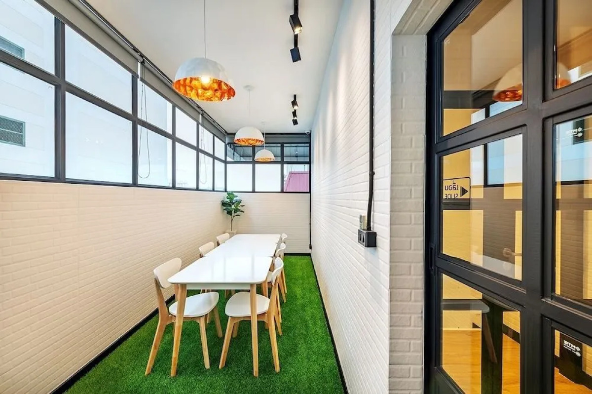 Siam Subway Hostel and Café