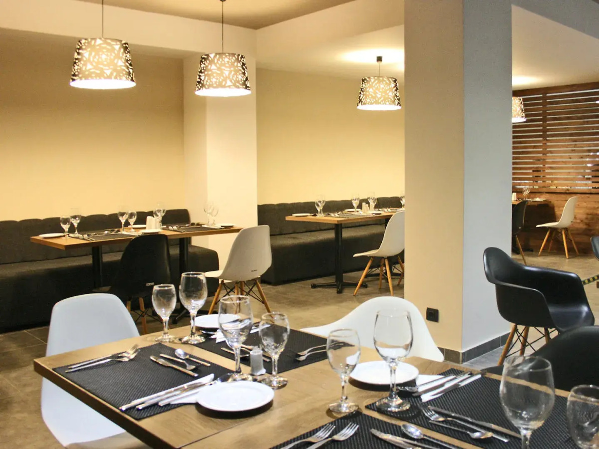 Отель Amphitryon City