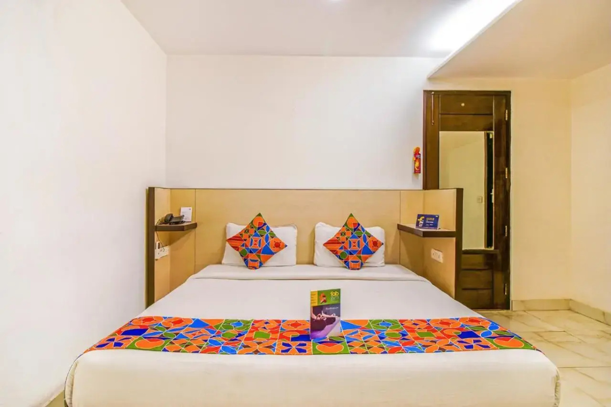 Fabhotel White Klove