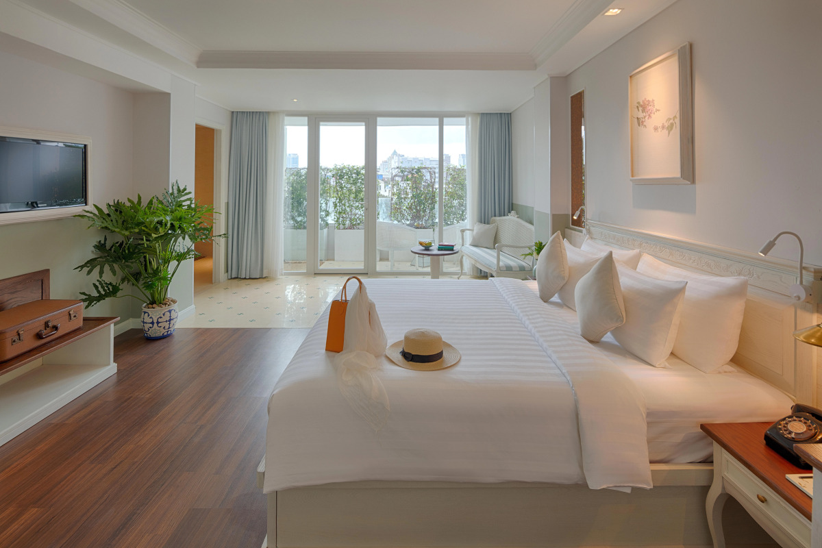 Au Lac Charner Hotel