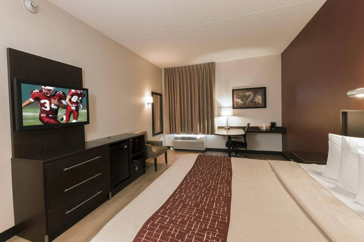 Red Roof Inn PLUS+ Long Island - Garden City