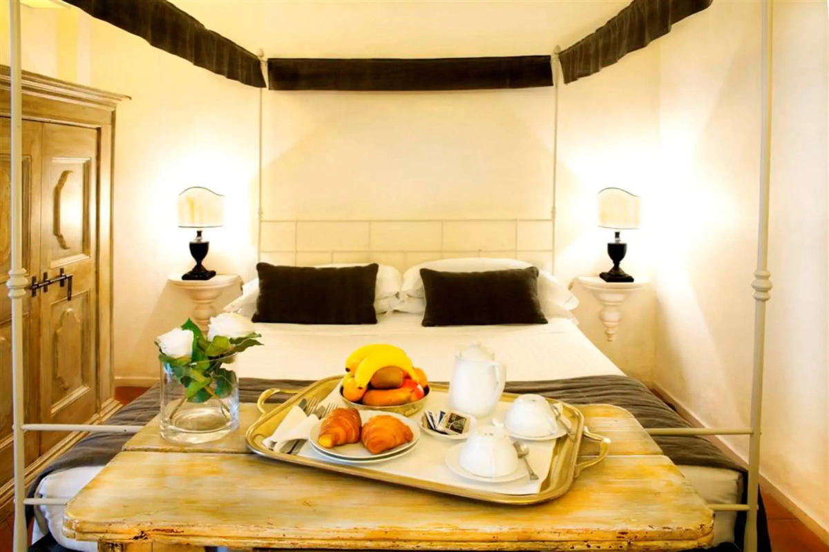 J And J Historic House Hotel