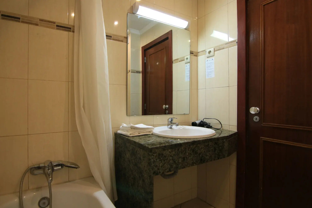 Parque Mourabel, Oasis Village, Pe do Lago