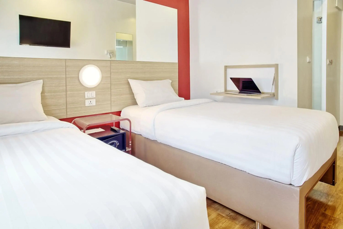 Red Planet Makati Amorsolo