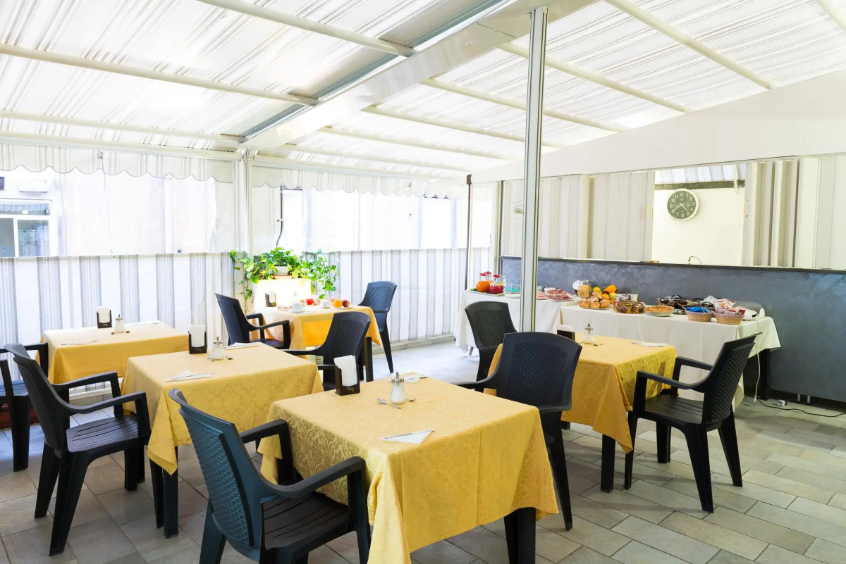 Napoli's Gold Hotel