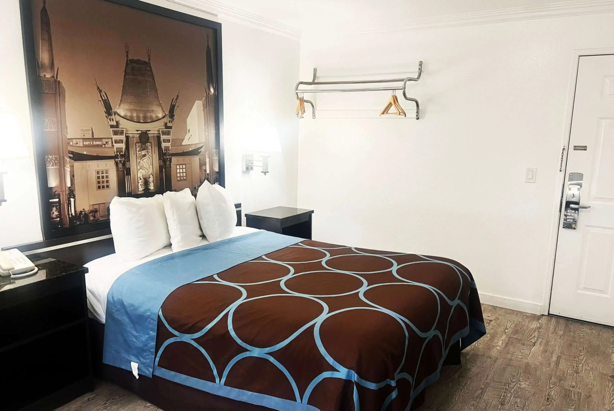 Super 8 by Wyndham Hollywood/LA Area