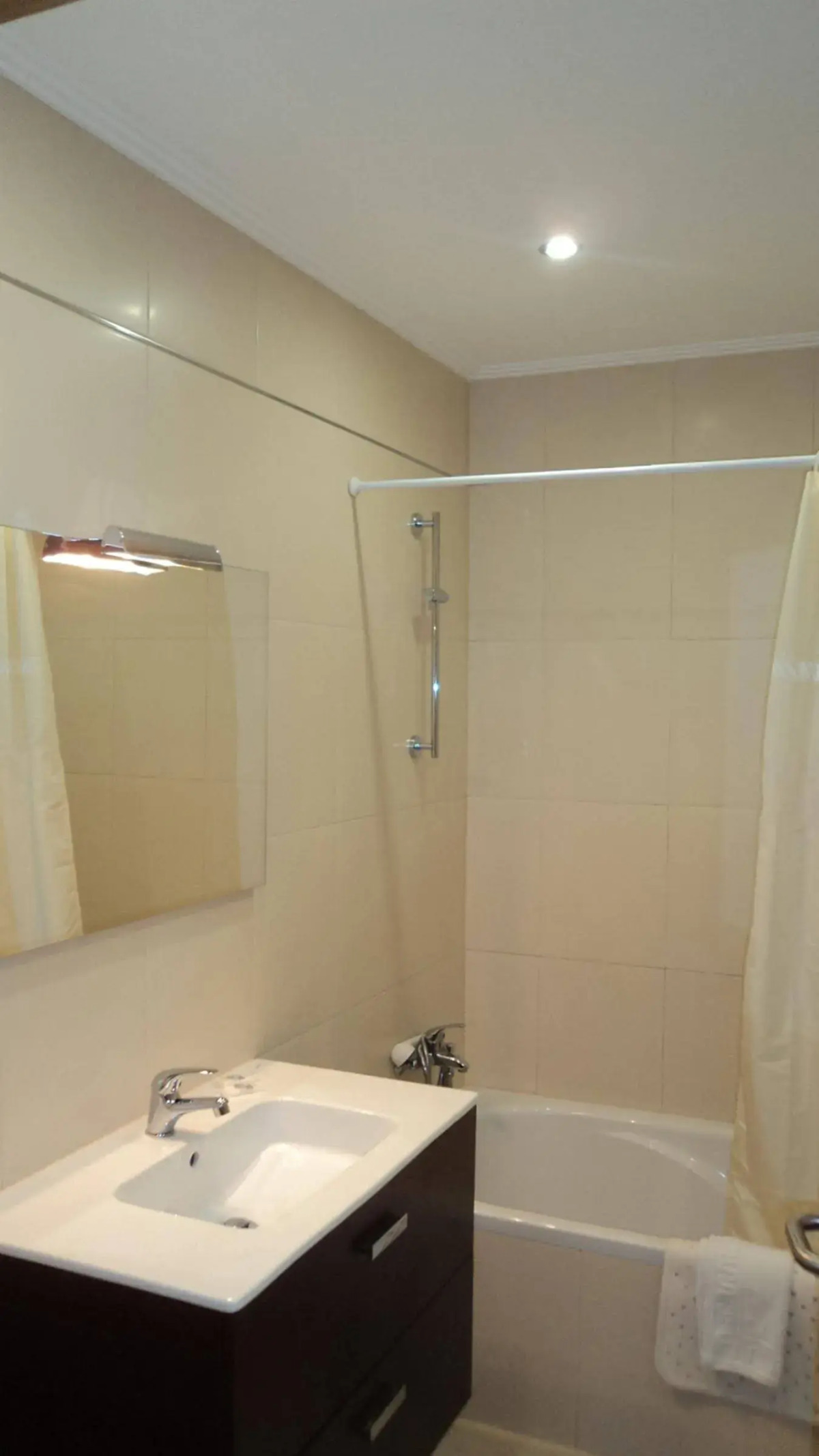 Parque Mourabel, Oasis Village, Pe do Lago