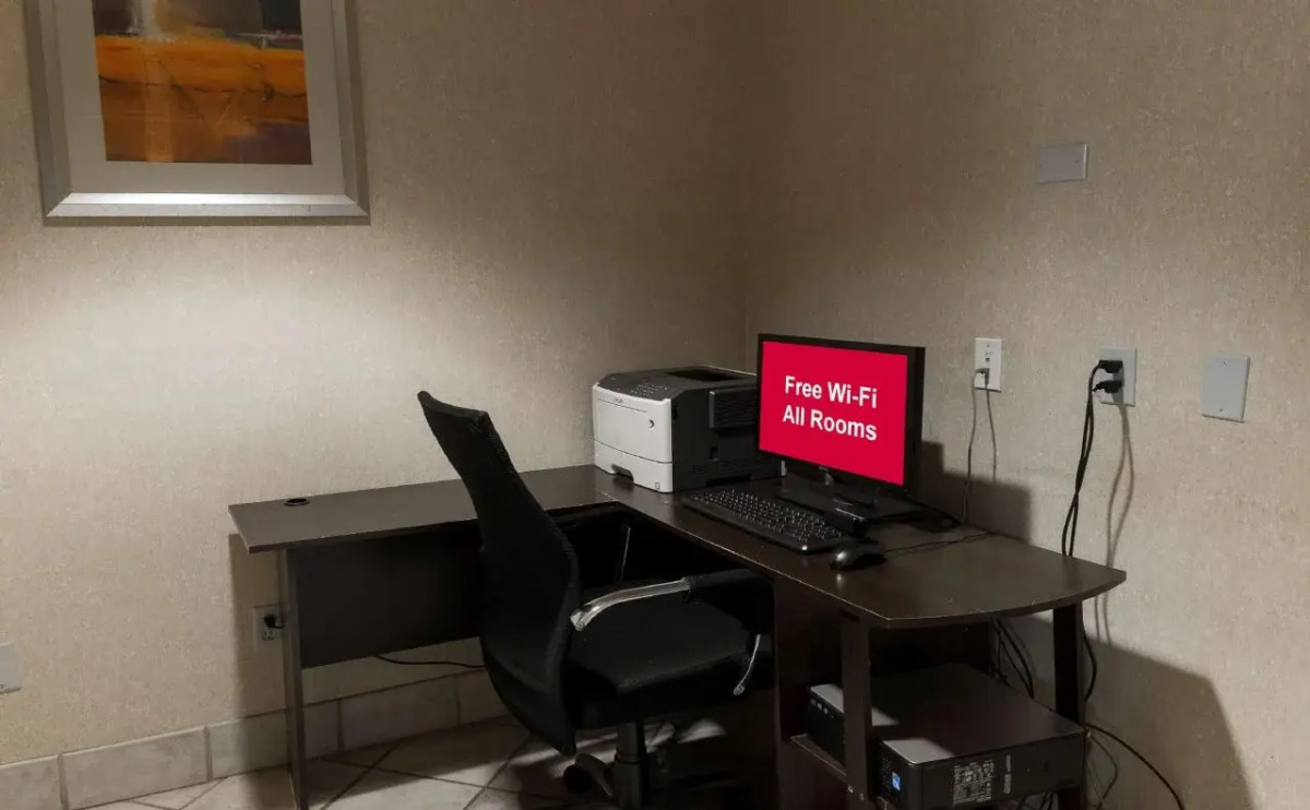 Red Roof Inn PLUS+ Long Island - Garden City