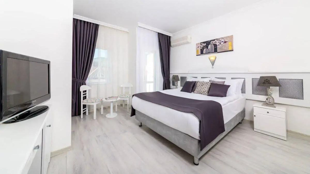 Aryes Deluxe Hotel