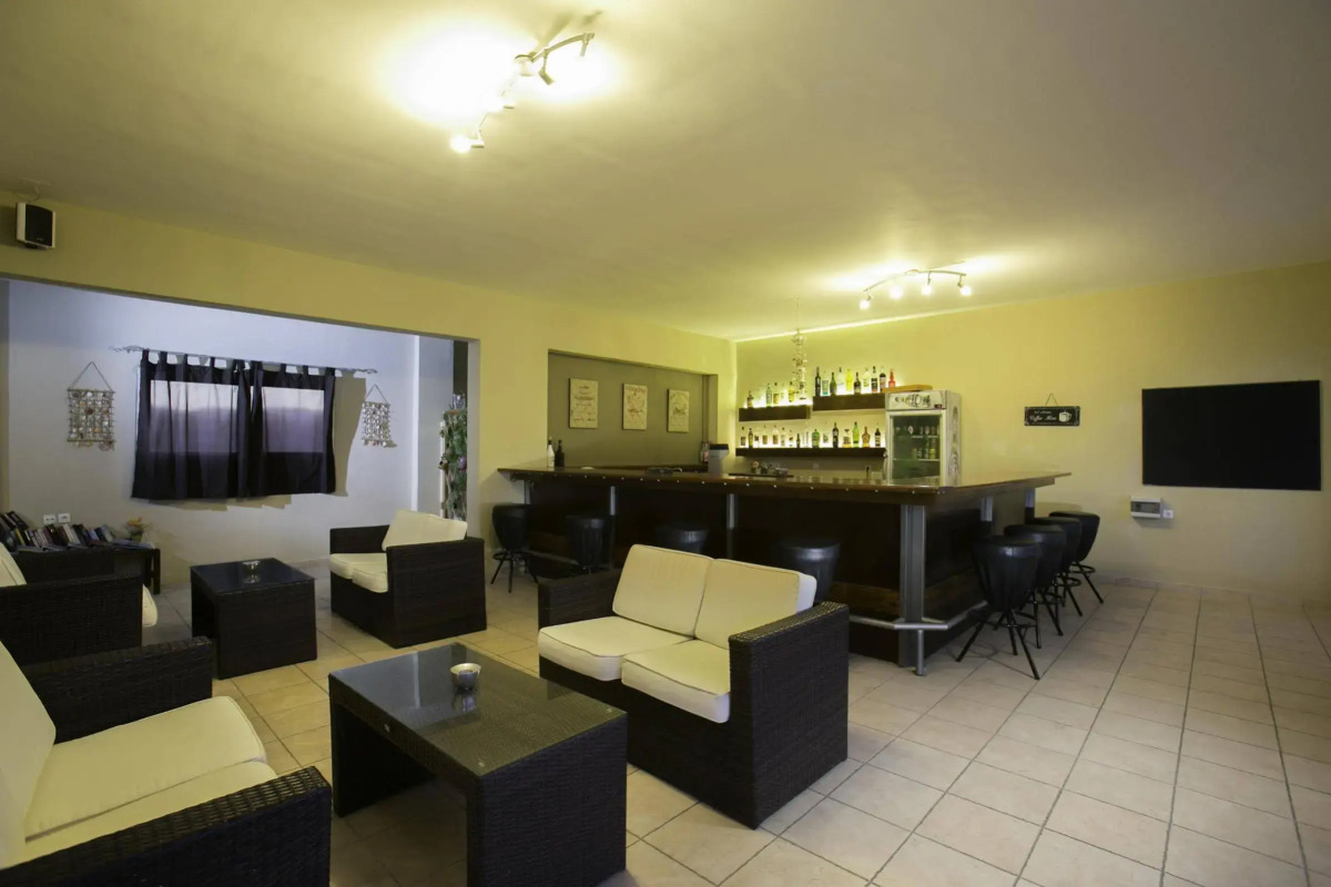 Hillside Studios & Apartments