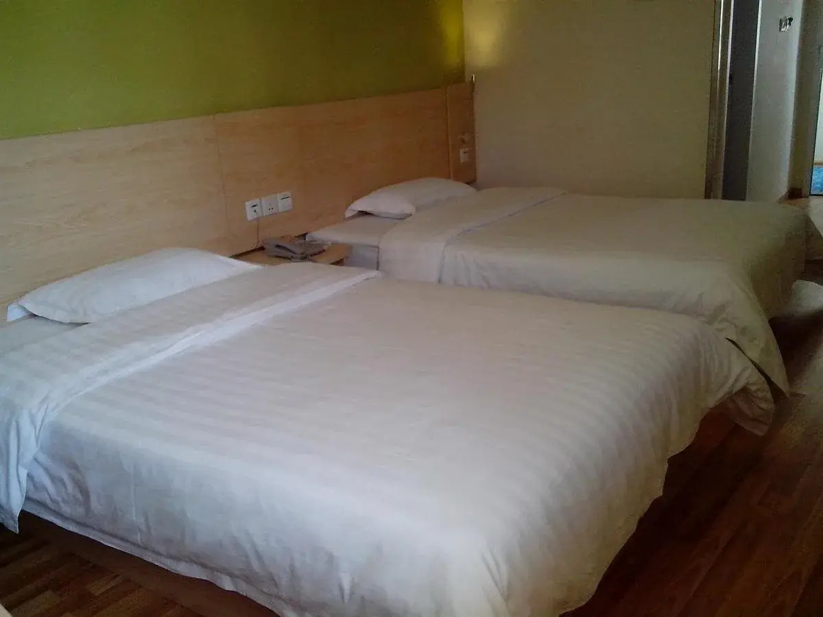 Ji Hotel (Shanghai Hailun Road Metro Station)