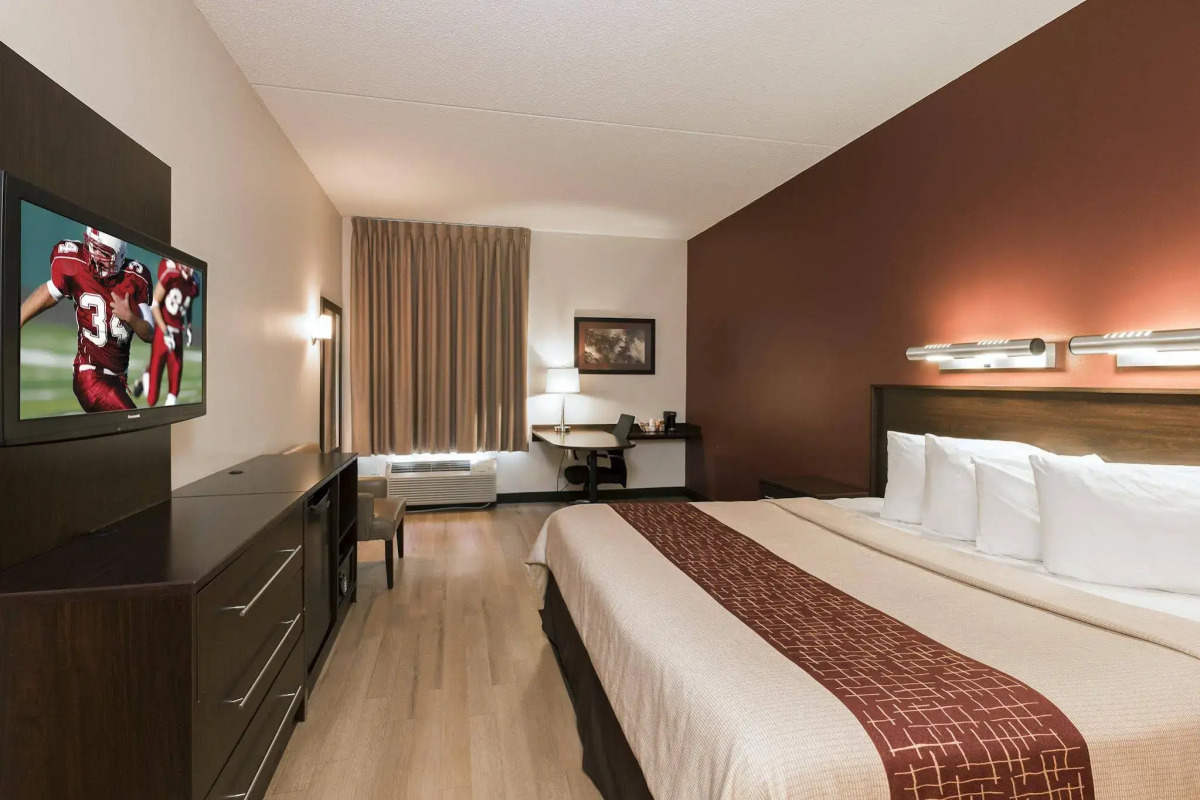 Red Roof Inn PLUS+ Long Island - Garden City