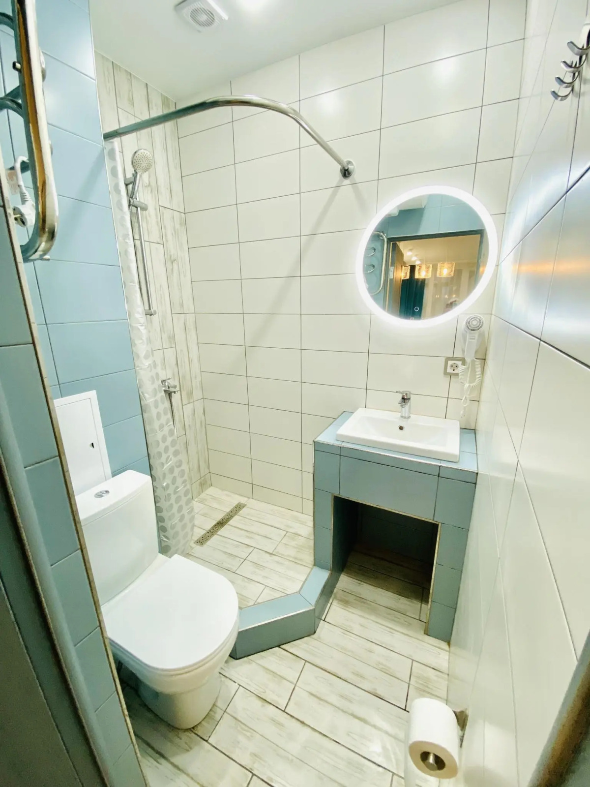 Вокруг света на улице Революции 1905 года