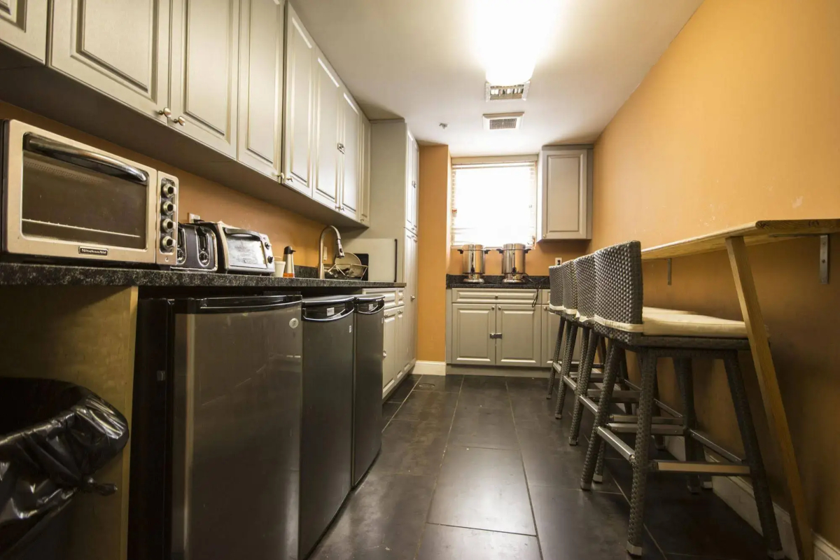 Beds n' Drinks Hostel