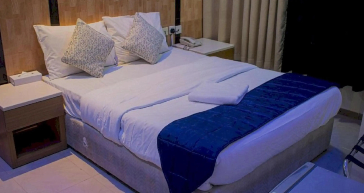 OYO 1118 Sharjah Plaza Hotel