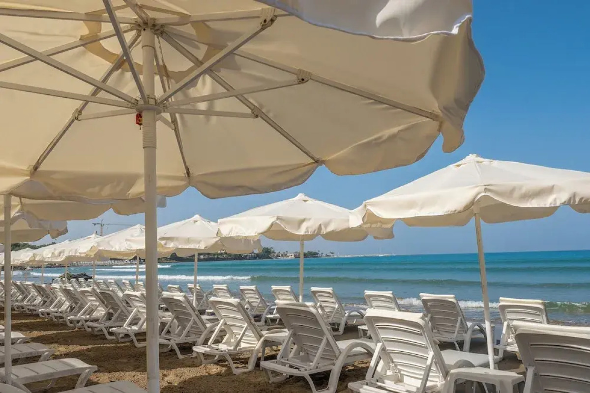 Tropic Beach Club Side