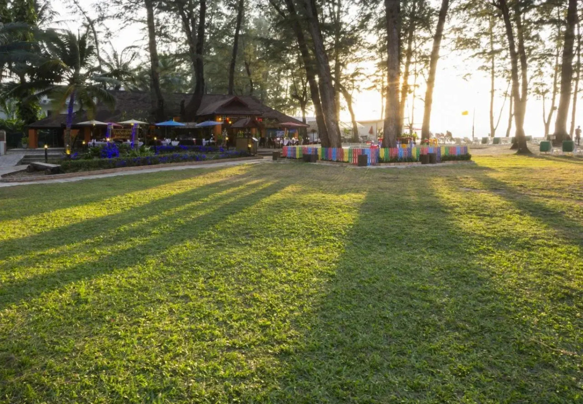 Курортный отель Amora Beach Resort Phuket