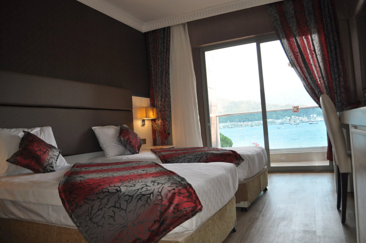 Point Beach Hotel
