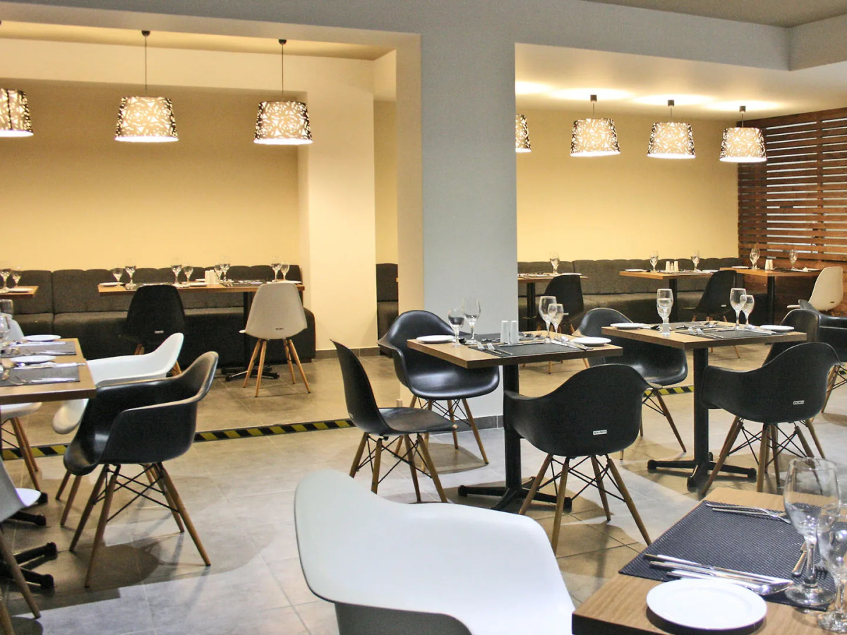 Отель Amphitryon City