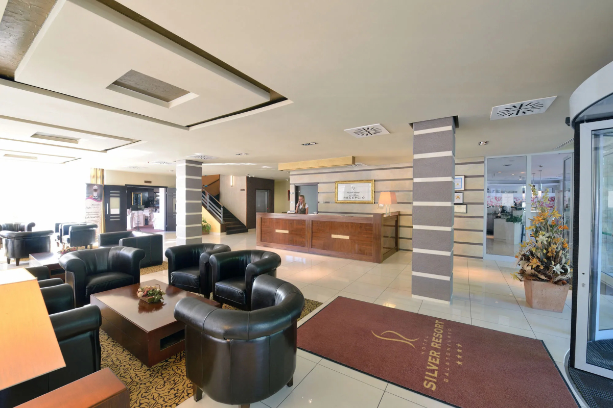 Hotel Golden Lake Resort