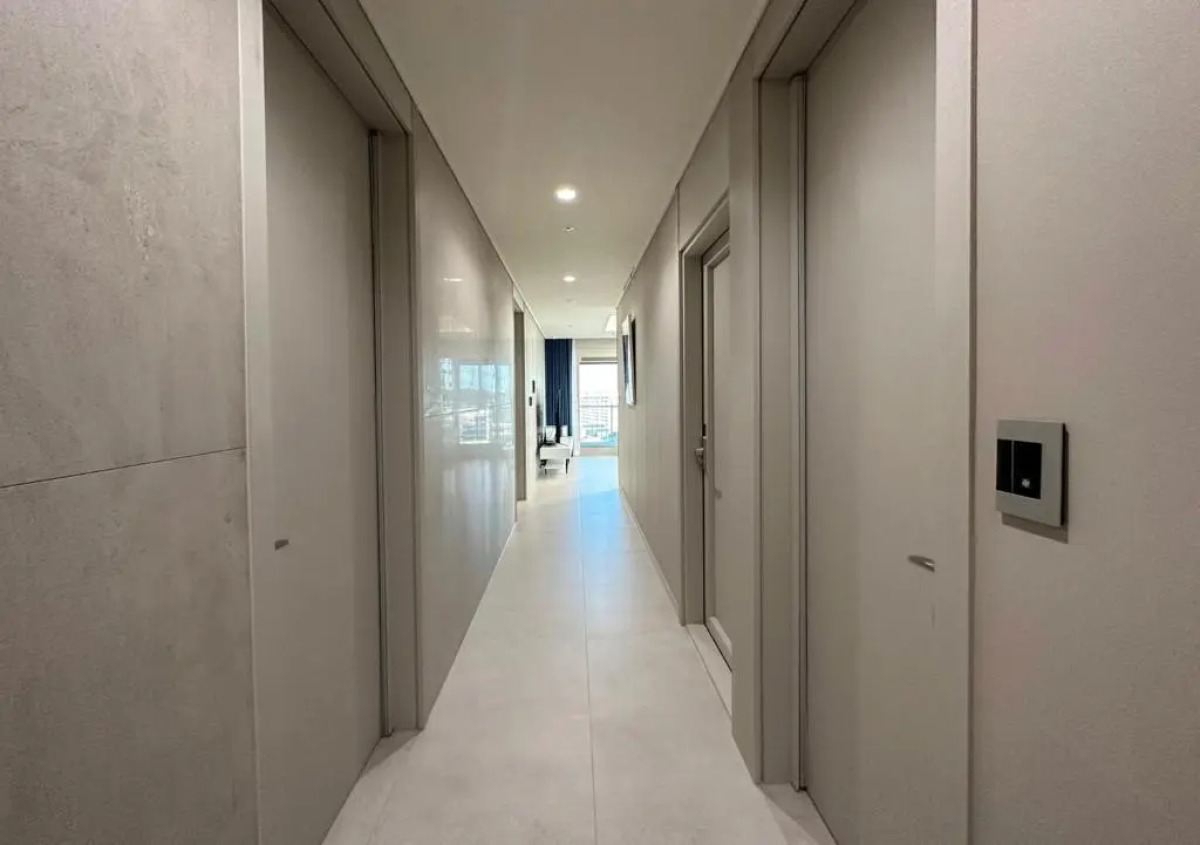 Y COLLECTION by UH FLAT OSIRIA