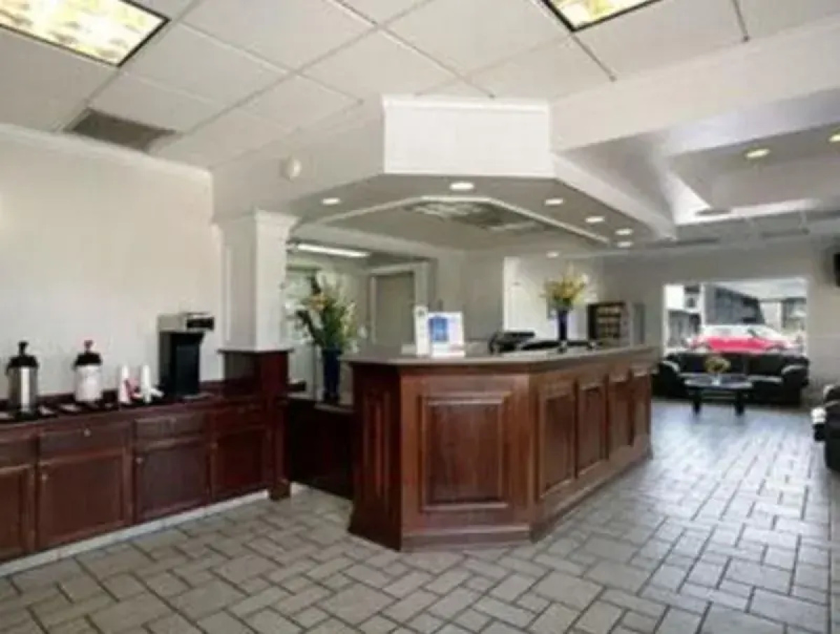 Econo Lodge Inn & Suites Central