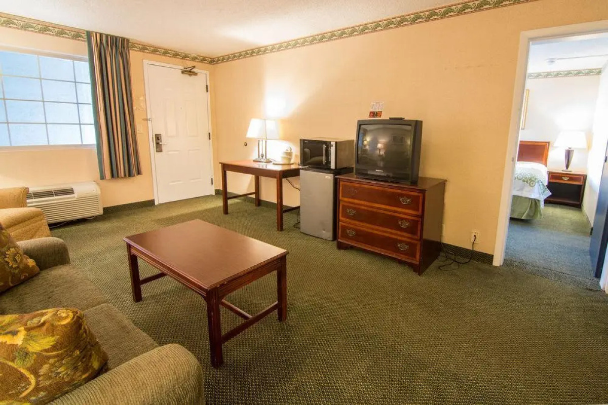 莱瑟姆戴斯套房酒店/北阿尔巴尼(Albany Airport Hotel)