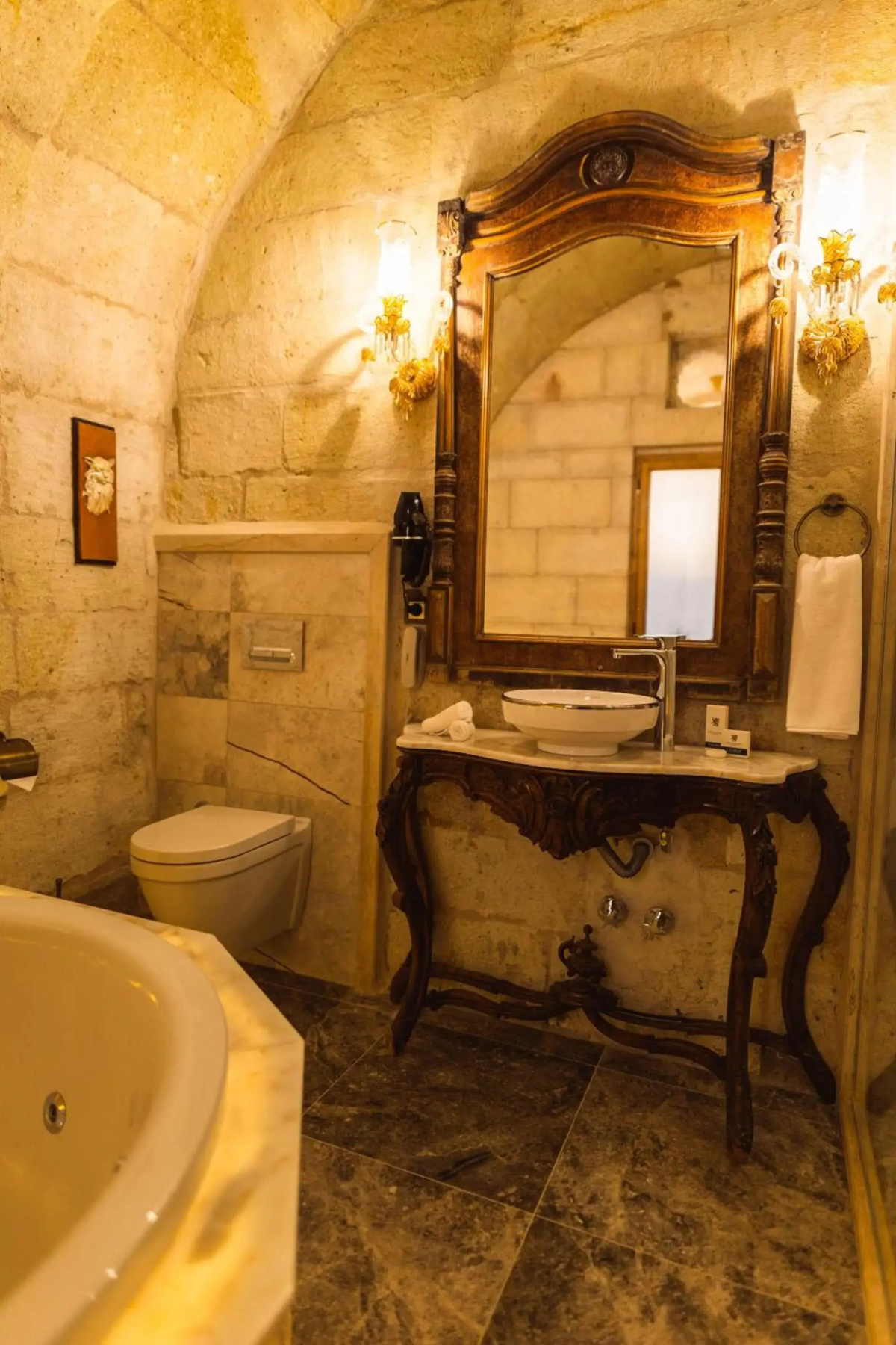 Solo Cave Suites