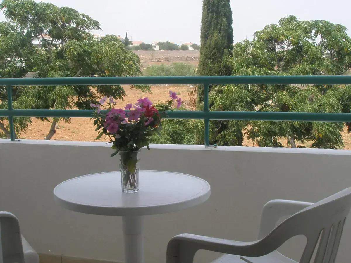 DebbieXenia Hotel Apartments