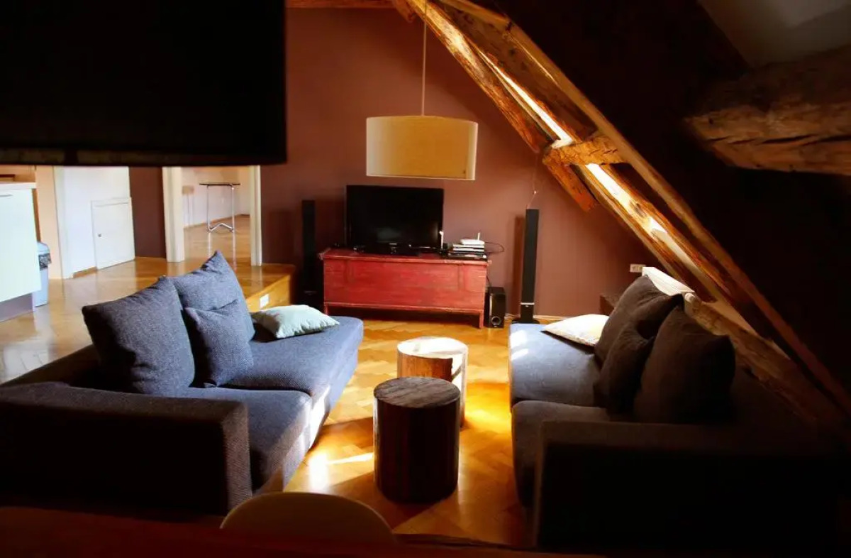 Three Golden Crowns Apartments