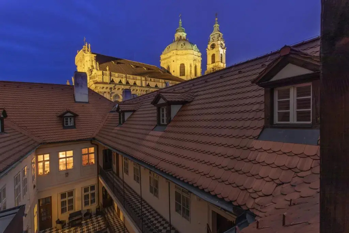 Three Golden Crowns Apartments