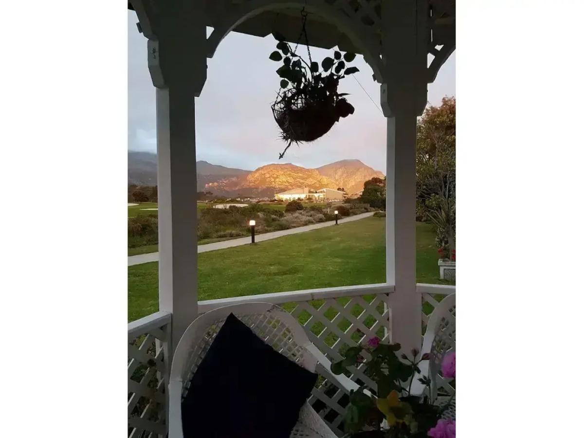 Mulligans Golf Lodge