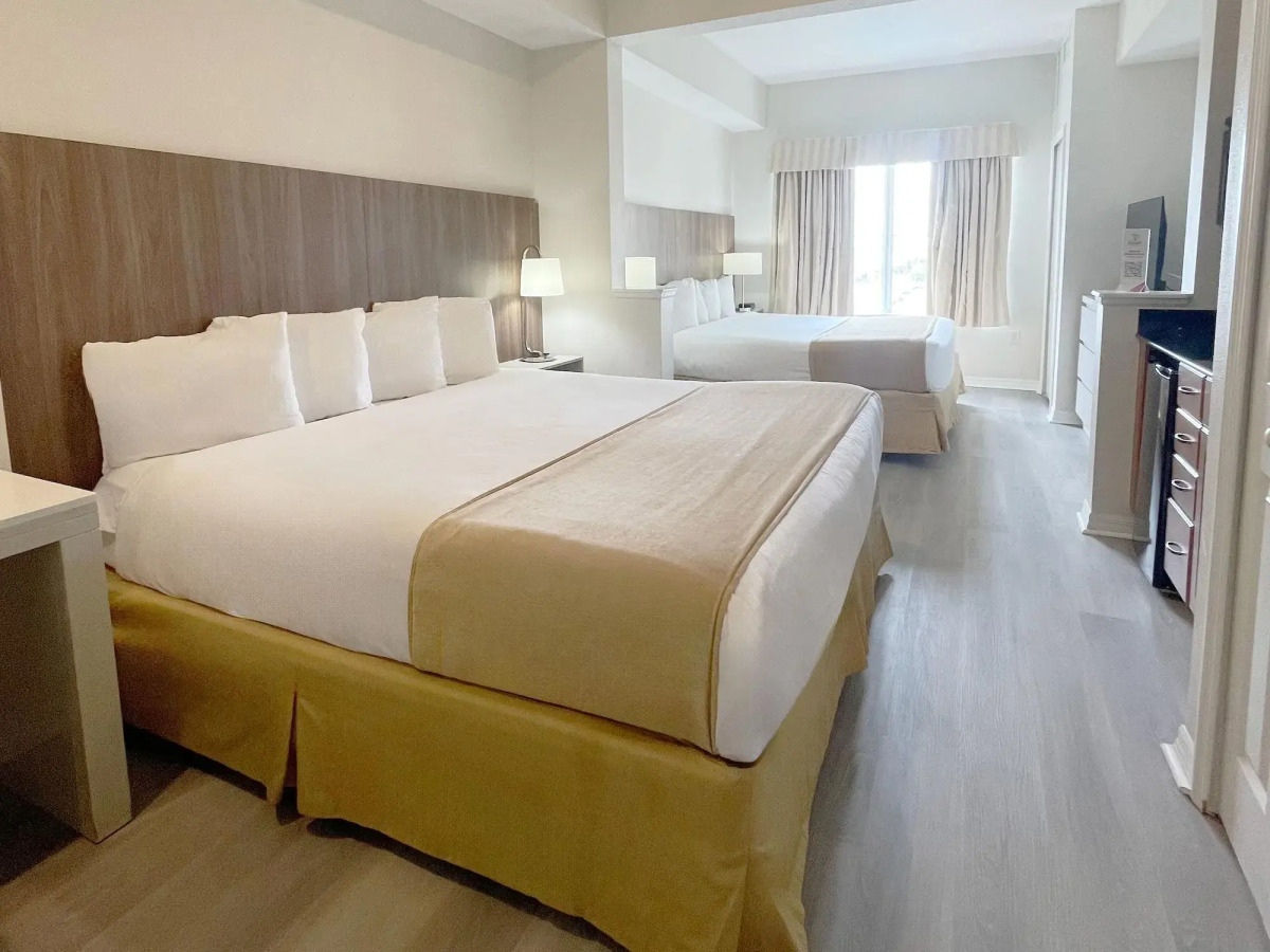 The Point Hotel & Suites