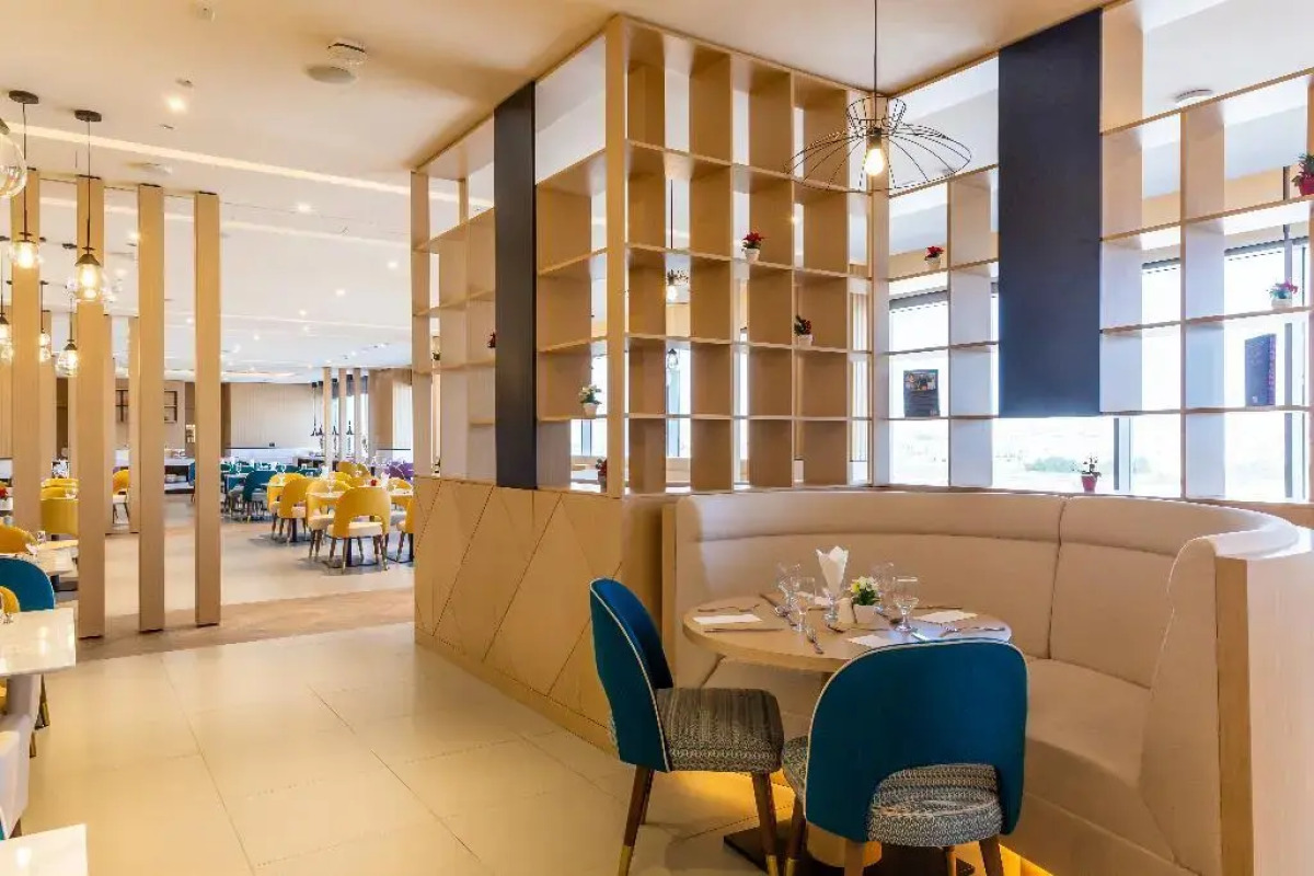 Отель Premier Inn Dubai Dragon Mart