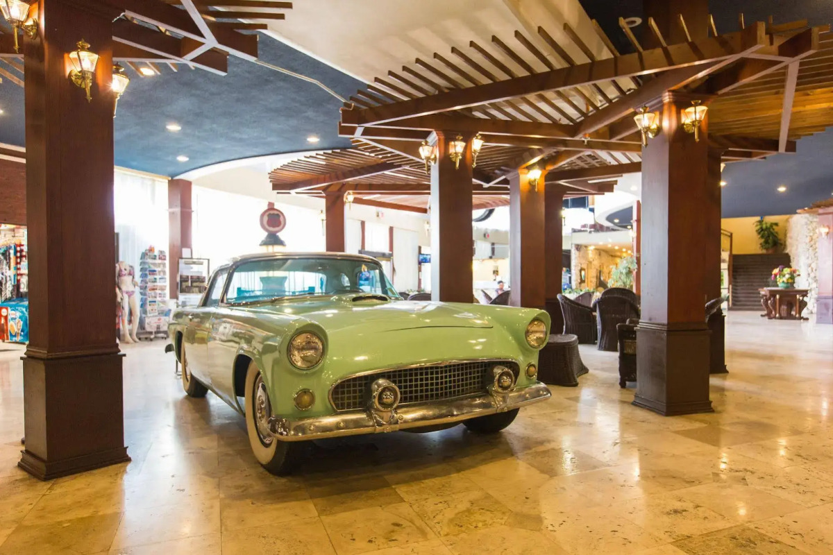 Days Hotel - Thunderbird Beach Resort