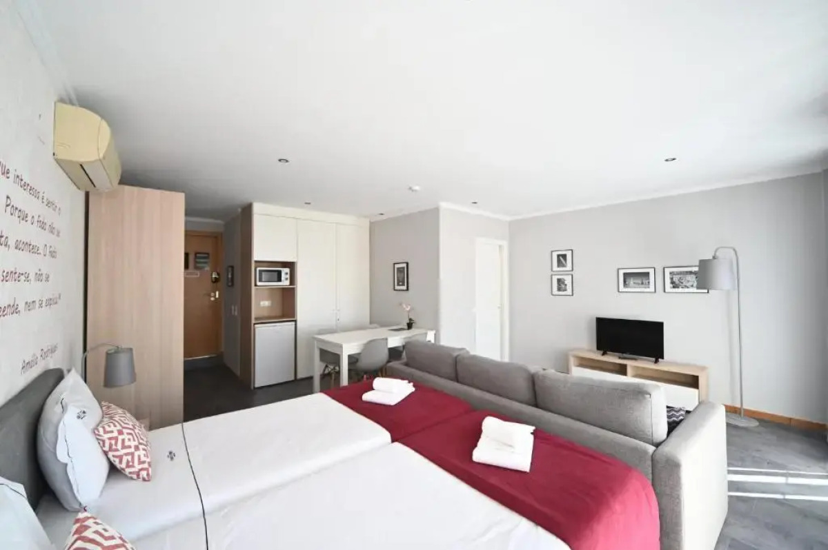 Famous Crows Lisbon Suites