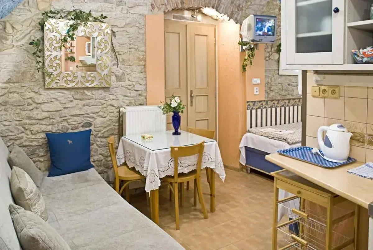 Alice Apartment House