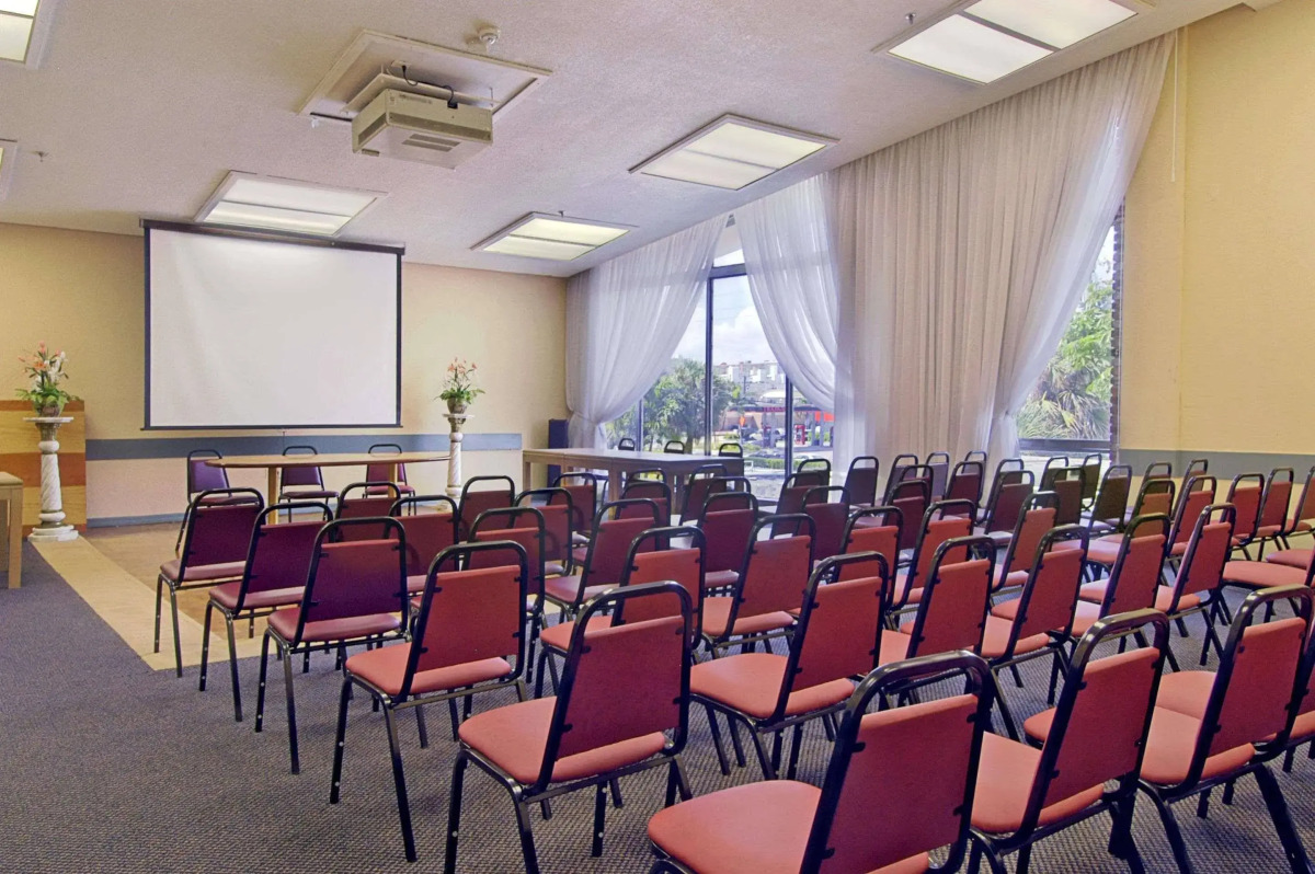 Days Hotel - Thunderbird Beach Resort