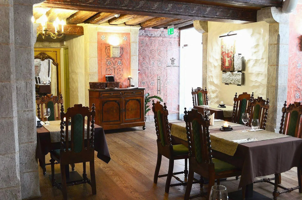 Отель Three Crowns Residents