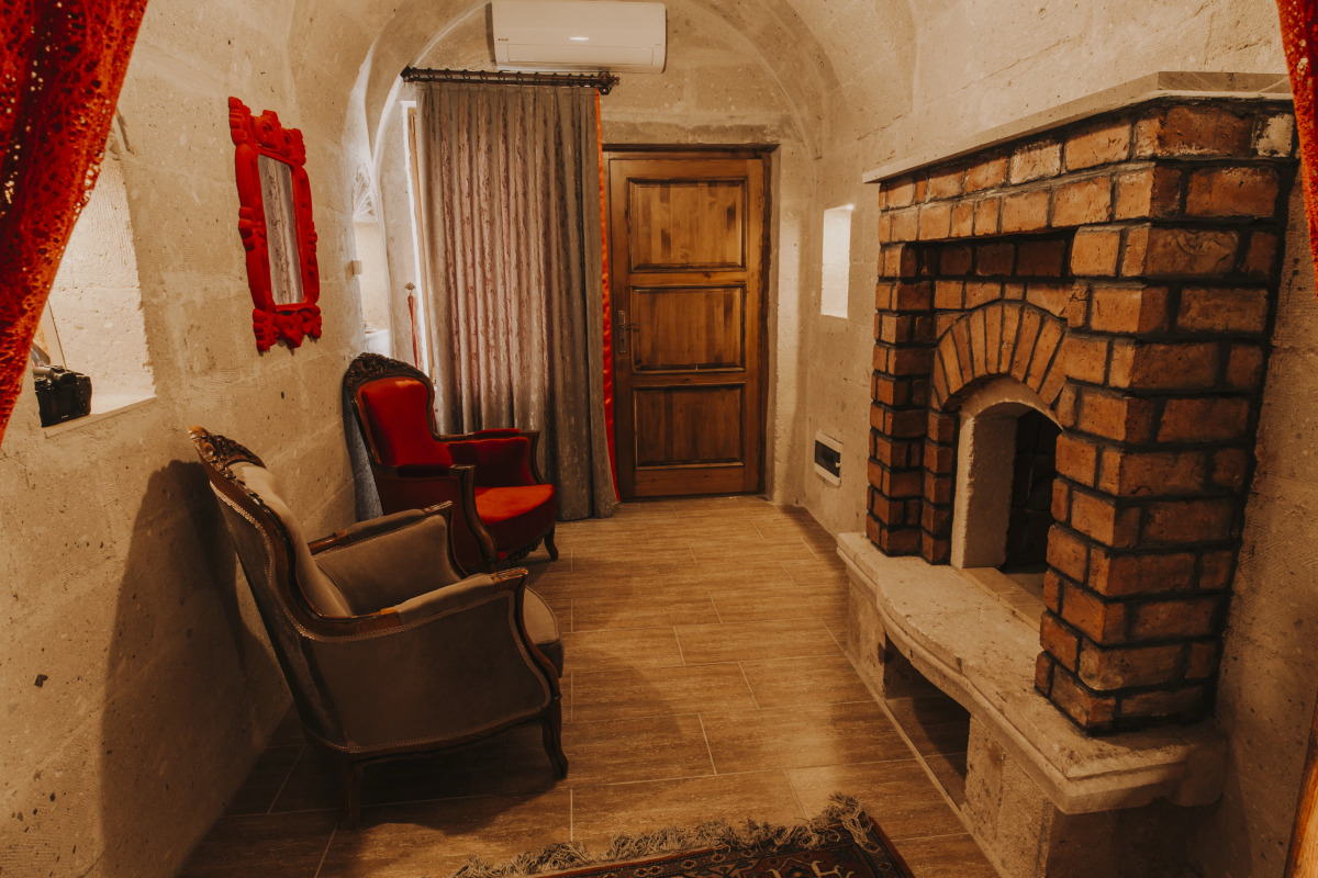 Holiday Cave Hotel