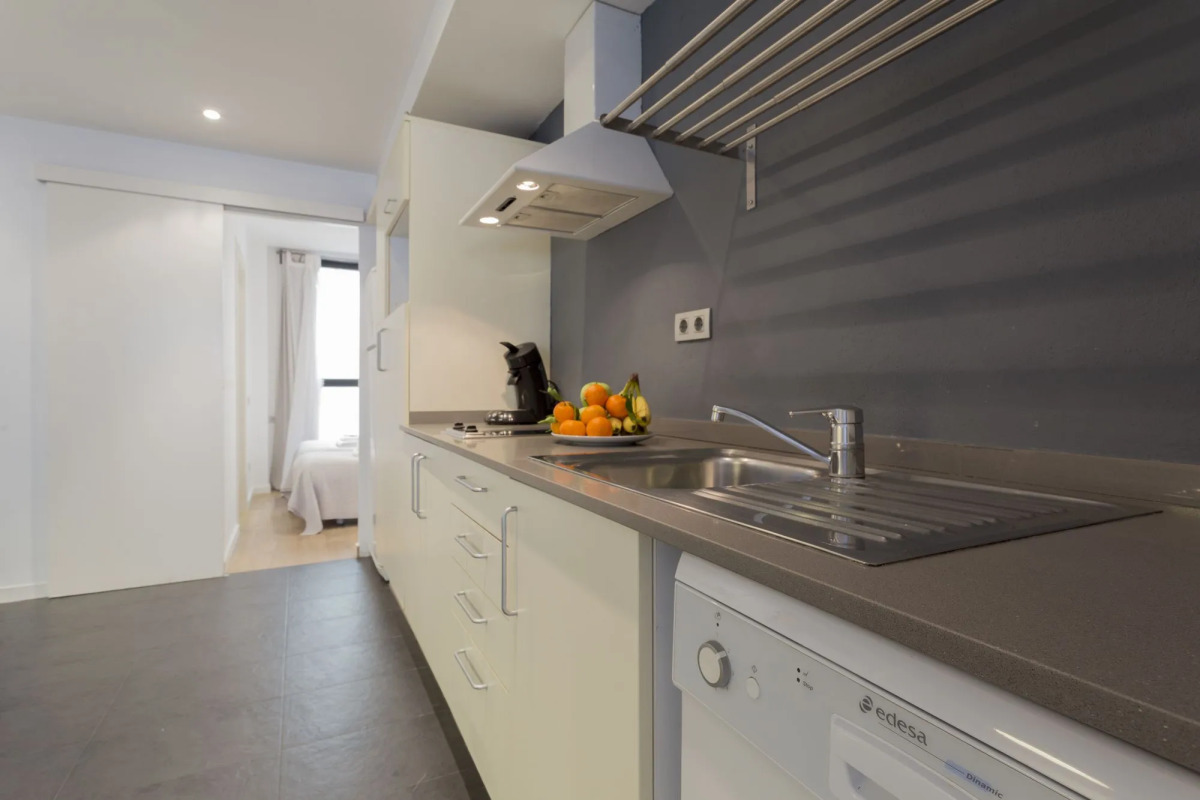 Liceu Apartments by gaiarooms