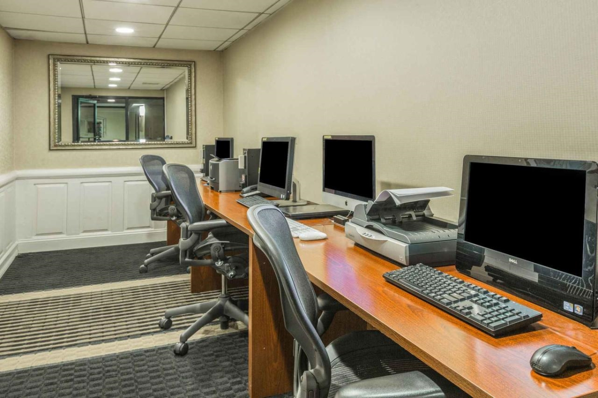 Wyndham Garden Hotel Newark Airport