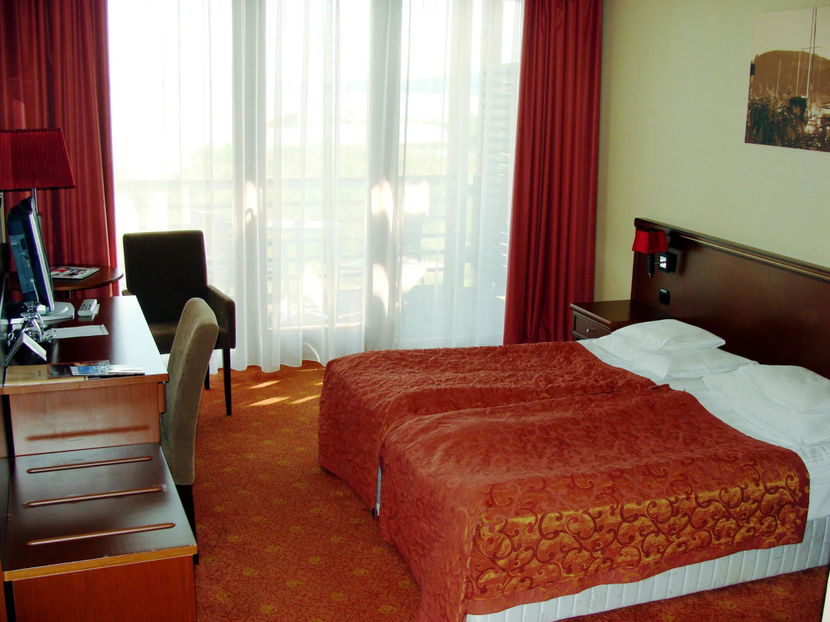 Hotel Golden Lake Resort