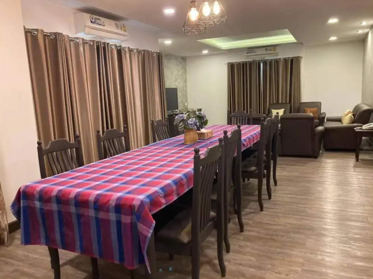 Boutique Poo-Yai Lee