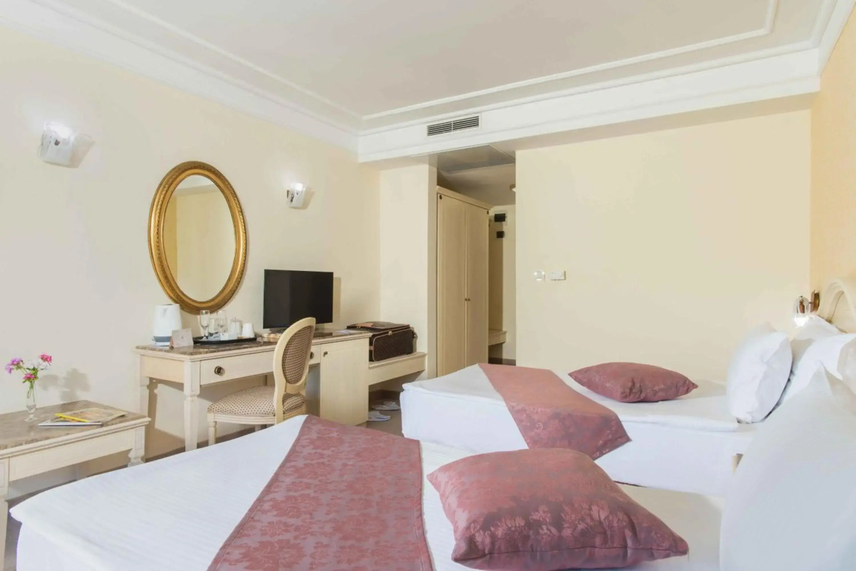 Palace Hotel - Sunny Day Resort