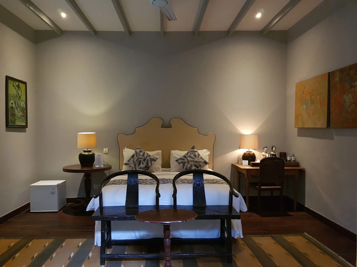 Room & Vespa 3