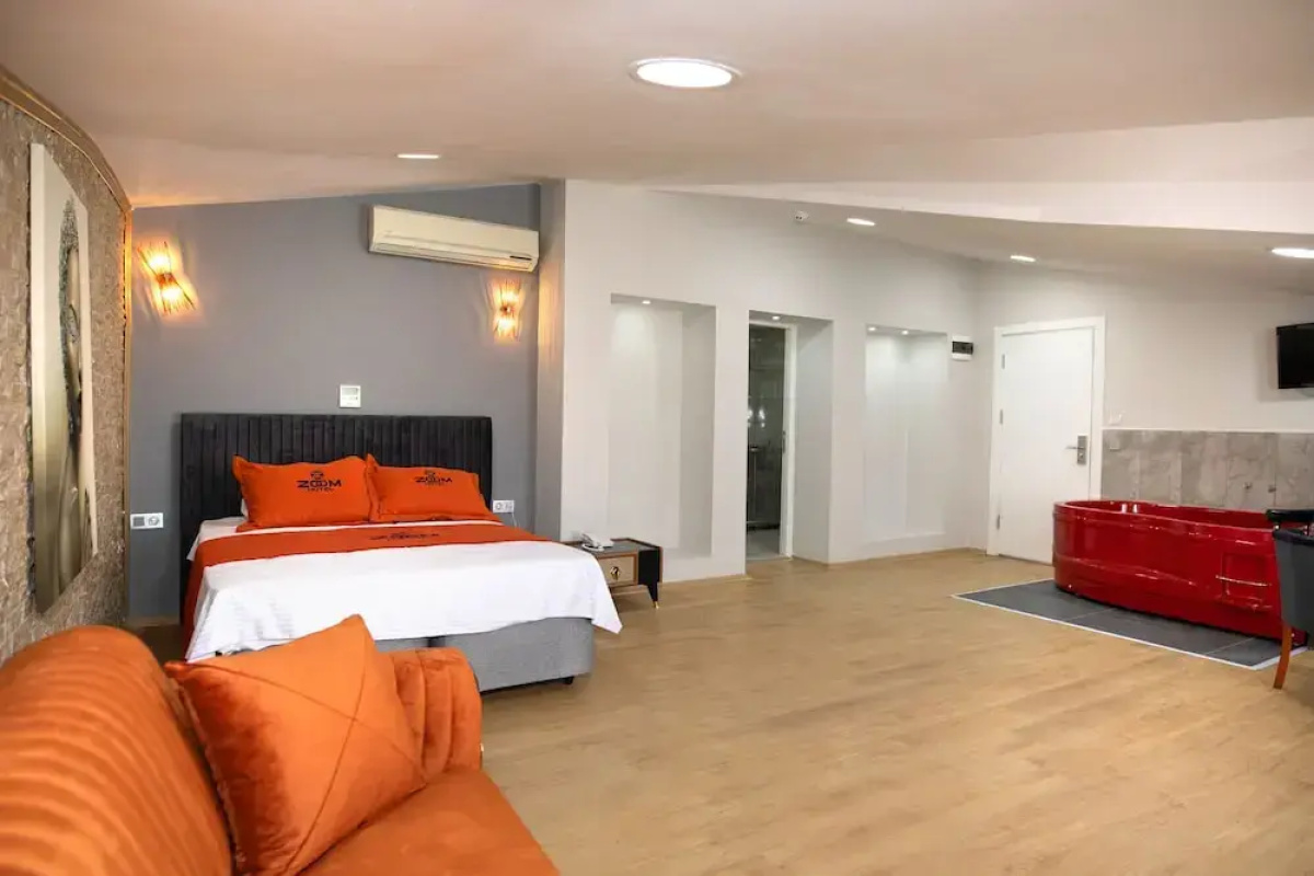 Zoom Hotel