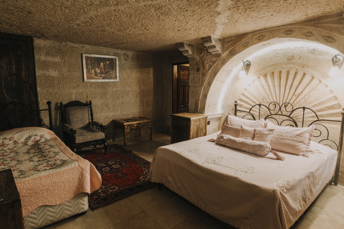 Holiday Cave Hotel