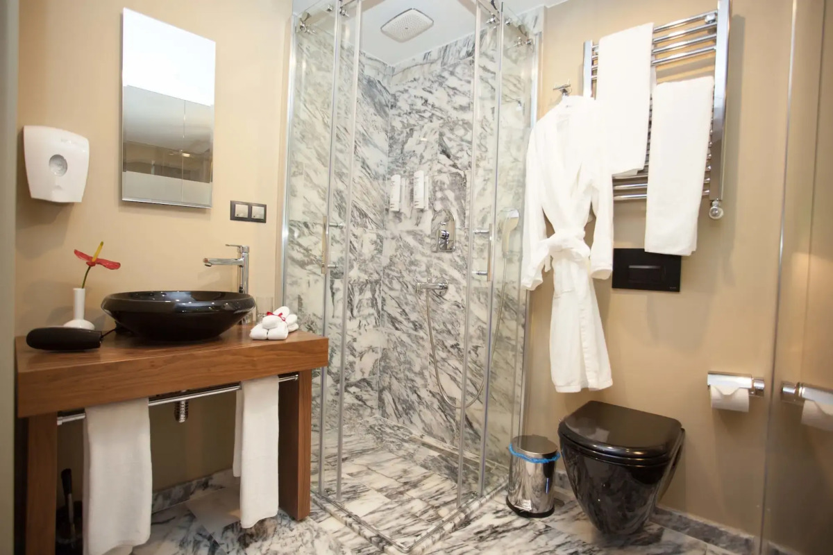 Juliet Rooms & Kitchen