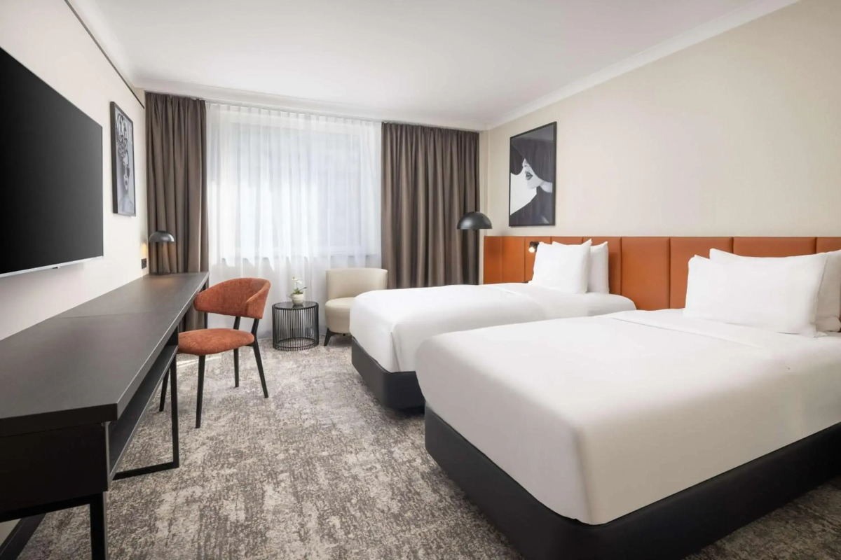 The Point Hotel & Suites